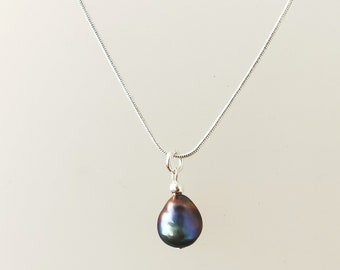 Simple peacock black pearl pendant necklace