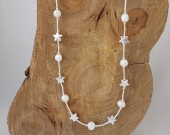 Colar longo de pérolas de água doce e estrelas prateadas