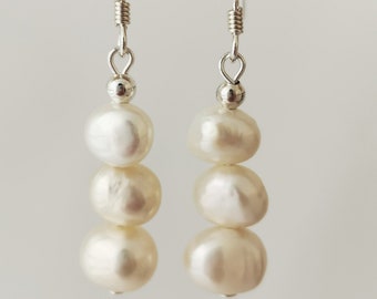 Boucles d'oreilles triples gouttes de perles d'eau douce baroques blanches sur crochets en argent sterling