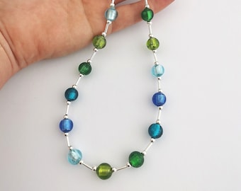 Collana corta in vetro blu e verde