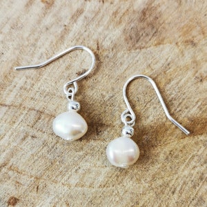 Single 7-8 mm freshwater pearl drop earrings. Hypoallergenic hooks.