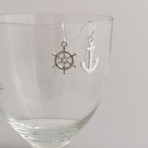 Anchor and wheel assymetric earrings