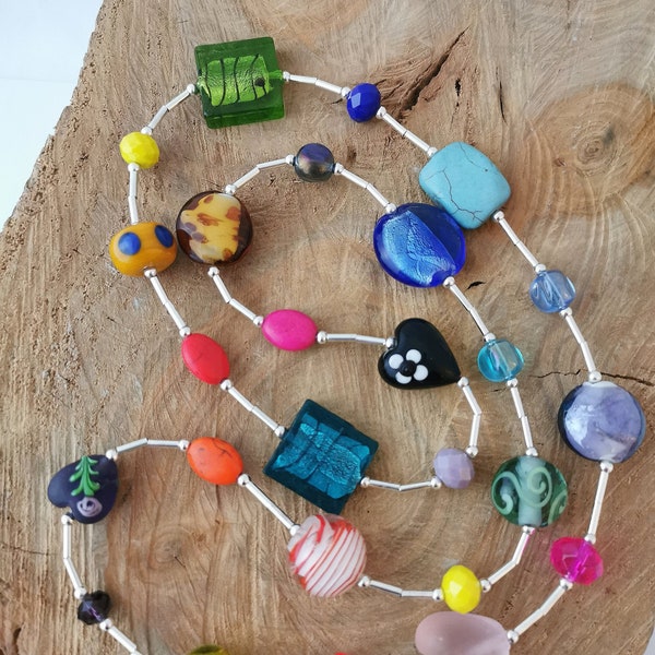 Long collier funky de perles colorées faites main en verre et en pierre