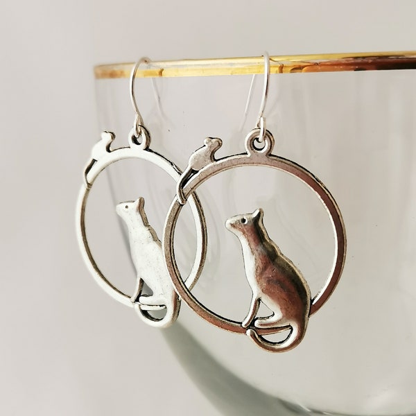 Boucles d'oreilles rondes chat et souris. Plaqué argent, hypoallergénique, sans nickel