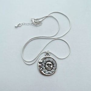 Silberne Sonne und Mond Halskette. Versilberter Anhänger an versilberter Schlangenkette. 18 Zoll.