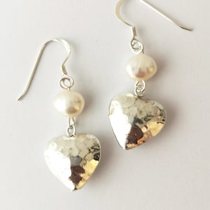 Orecchini pendenti con cuore martellato e perle d&#39;acqua dolce su ganci in argento sterling
