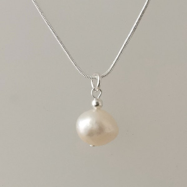 Collier de perles simple. Collier de goutte de perle unique.