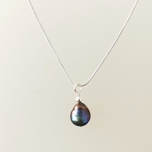 Simple peacock black pearl pendant necklace