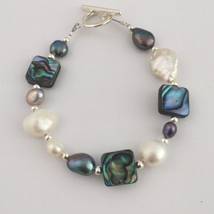 Süßwasserperlen und Abalone Armband, Peacock Schwarz, Weiß und Grau