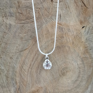 Collar de mariquita bañado en plata. Colgante bañado en plata sobre cadena de serpiente bañada en plata. 18 pulgadas.