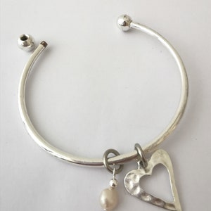 Hjärta & Pärla Charm Armband: Silverpläterat Vridmomentarmband bild 3