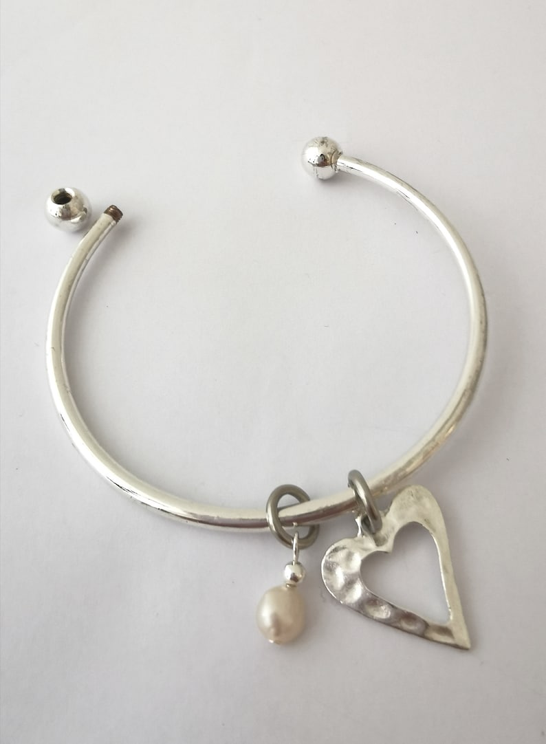 Hjärta & Pärla Charm Armband: Silverpläterat Vridmomentarmband bild 3