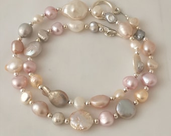 Collier mixte de perles d’eau douce, roses, blancs et gris