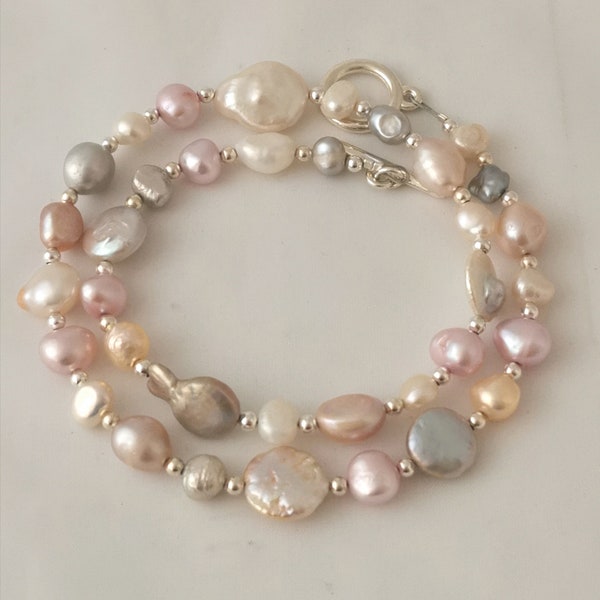 Collier mixte de perles d’eau douce, roses, blancs et gris