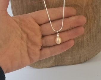 Simple single peach pink pearl necklace. Pink freshwater pearl pendant necklace.