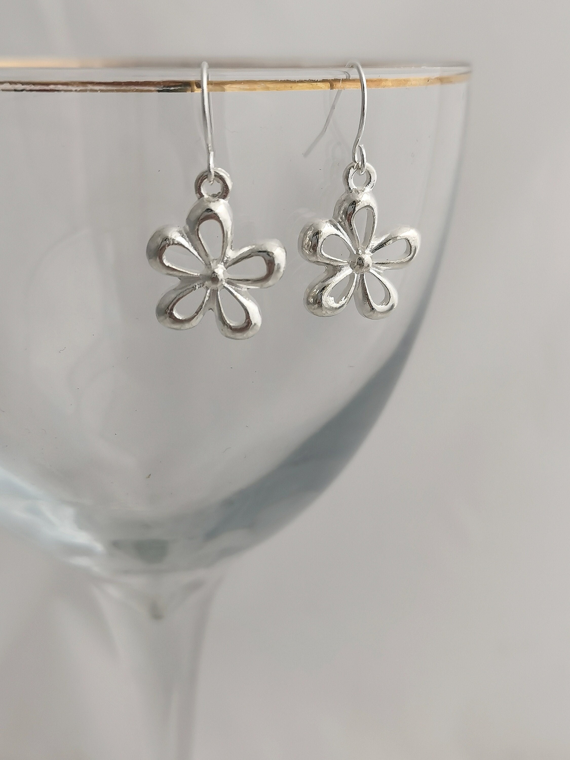 Boucles D'Oreilles Fleurs Mauve Et Blanc Sur Métal Argenté – Sans Nickel, Mignonnes Et Légères