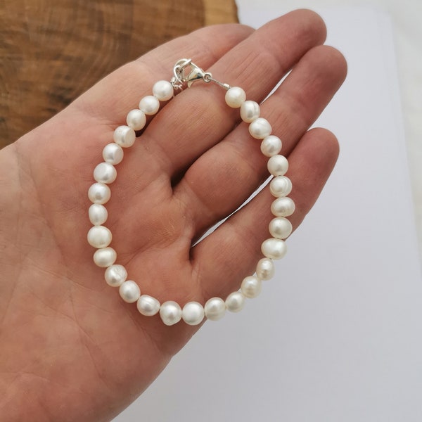 Small freshwater pearl bracelet