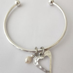 Hjärta & Pärla Charm Armband: Silverpläterat Vridmomentarmband bild 2