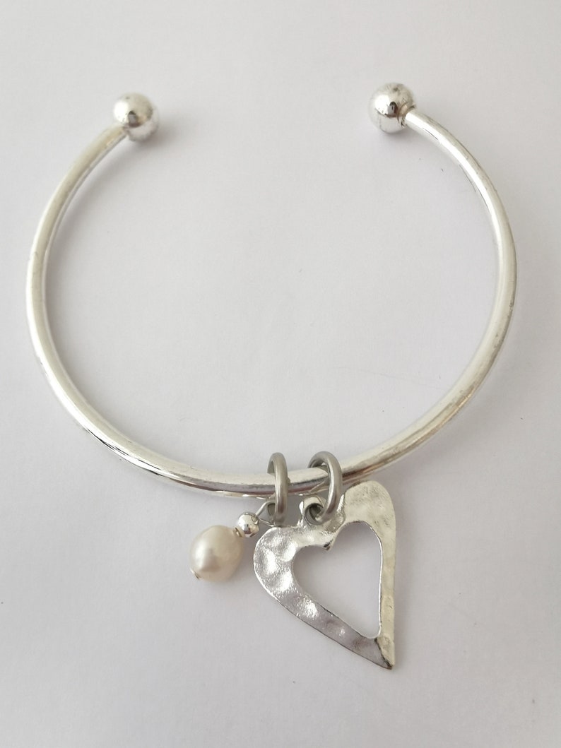 Hjärta & Pärla Charm Armband: Silverpläterat Vridmomentarmband bild 2