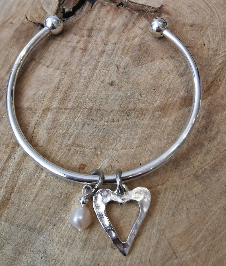 Hjärta & Pärla Charm Armband: Silverpläterat Vridmomentarmband bild 1