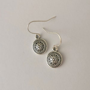 Small mandala silver dangly earrings. Silver plated, nickel free and hypoallergenic zdjęcie 7