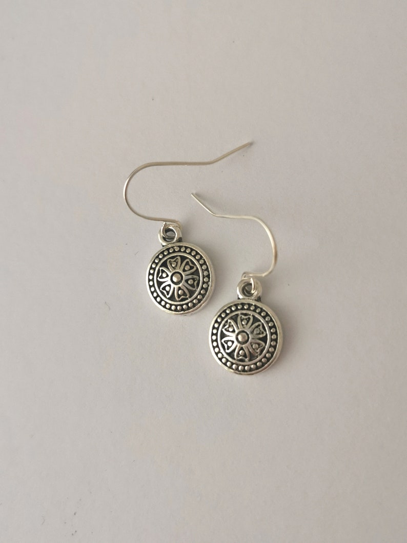 Small mandala silver dangly earrings. Silver plated, nickel free and hypoallergenic zdjęcie 7