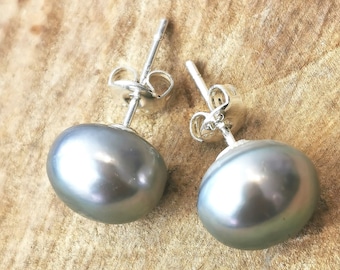 Pendientes grandes de perla gris de agua dulce. 10 mm. Plata de ley hipoalergénica.