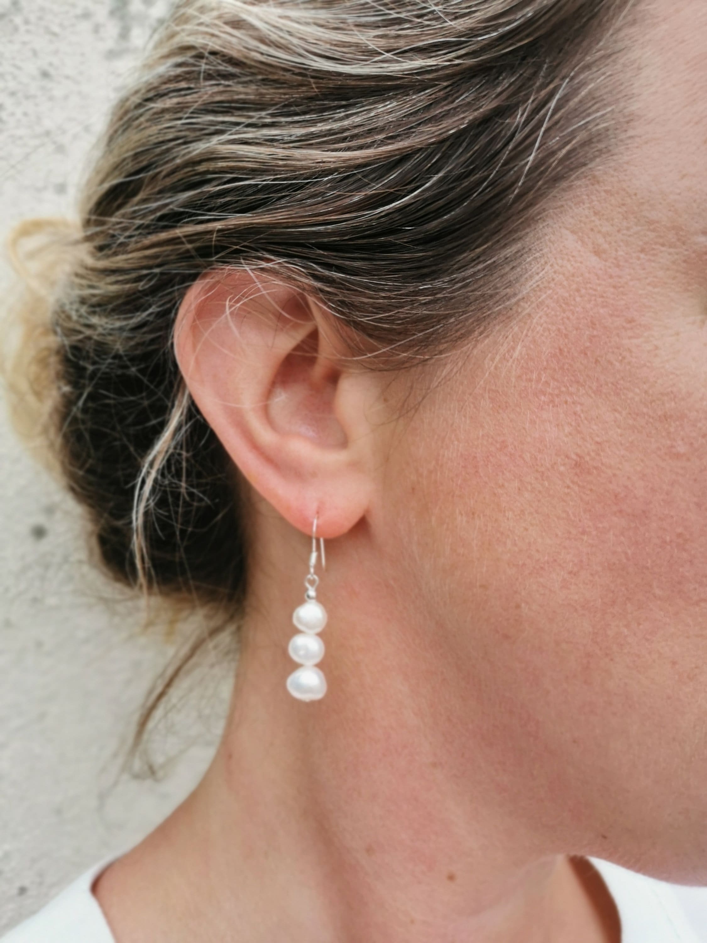 ★VINTAGE HOLLYWOOD★ Petit Twinkle Ribbon Pearl Earrings_VH Triple White Baroque Freshwater Pearl Drop Earrings on