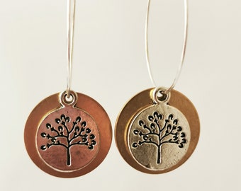 Boucles d’oreilles de cerceau d’arbre de vie, disques argentés et de couleur bronze avec l’arbre de vie.