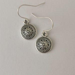 Small mandala silver dangly earrings. Silver plated, nickel free and hypoallergenic zdjęcie 3