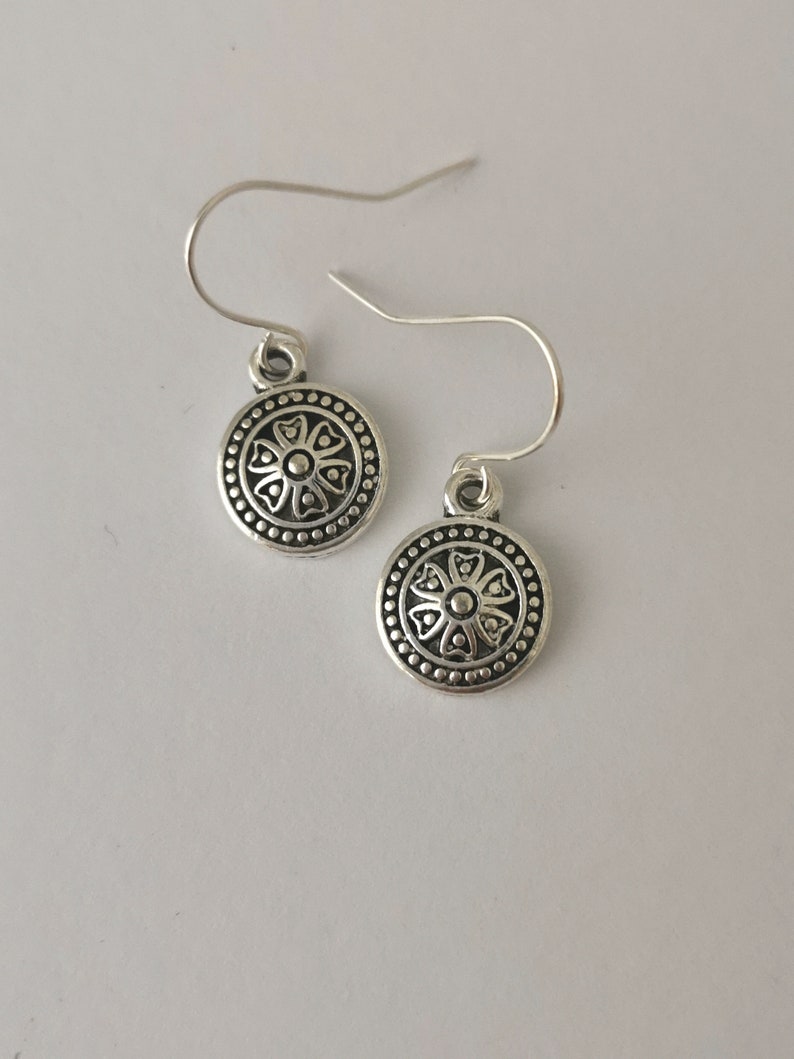 Small mandala silver dangly earrings. Silver plated, nickel free and hypoallergenic zdjęcie 3