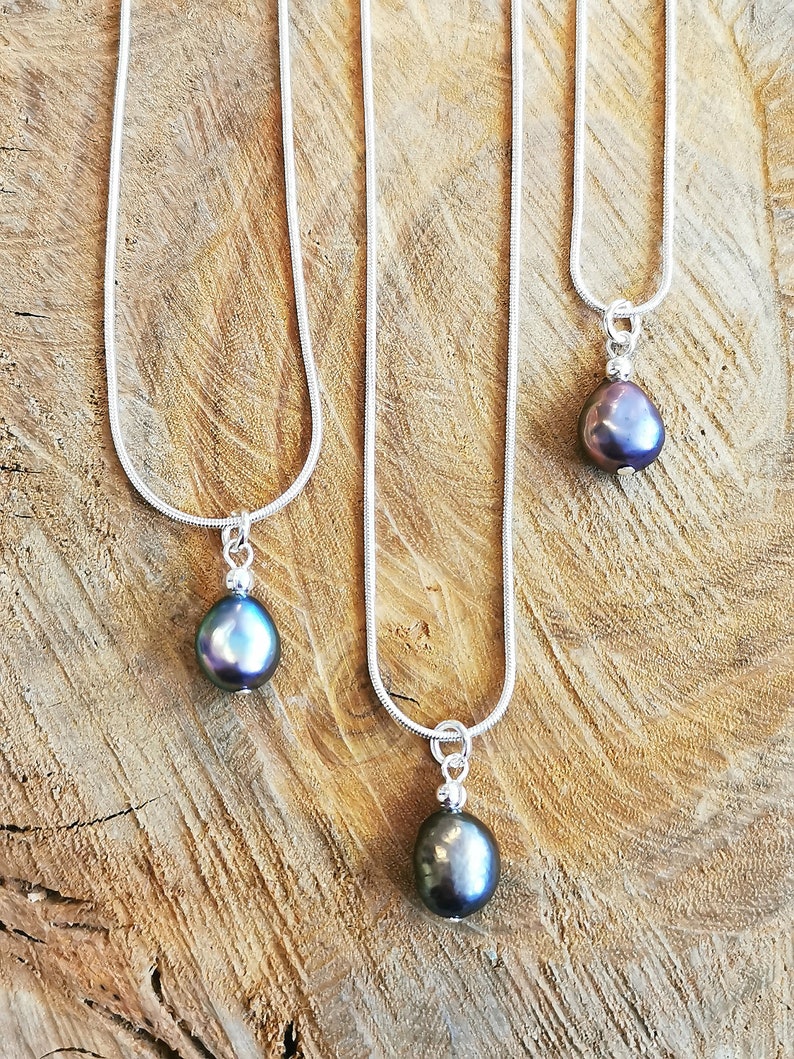 Simple collier pendentif en perle noire paon image 2