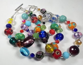 Armband med färgglatt blandat glas och stenpärlor