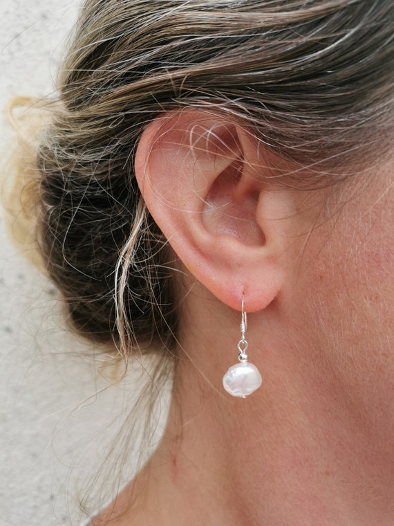 Grandi orecchini lunghi con perle barocche d'acqua dolce bianche - Gioielli di perle minimalisti in oro 14k / Regali per la festa della mamma e l'anniversario per lei - Italia Grandi orecchini lunghi con perle barocche d'acqua dolce bianche - Gioielli di perle minimalisti in oro 14k / Regali per la festa della mamma e l'anniversario per lei - Italia
