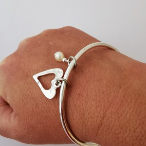 Hjärta & Pärla Charm Armband: Silverpläterat Vridmomentarmband bild 4