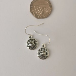 Small mandala silver dangly earrings. Silver plated, nickel free and hypoallergenic zdjęcie 4