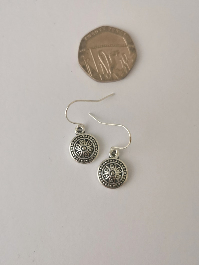 Small mandala silver dangly earrings. Silver plated, nickel free and hypoallergenic zdjęcie 4