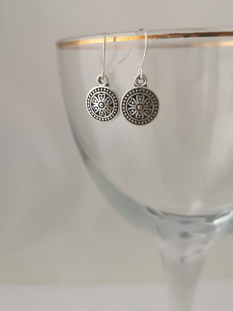 Small mandala silver dangly earrings. Silver plated, nickel free and hypoallergenic zdjęcie 1