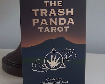Last One - Trash Panda Tarot Deck W/ Guidebook (Raccoon) door J. Starling Dukehart - Indie / Nieuw / Verzegeld / Authentiek
