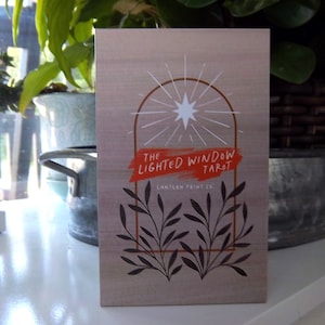 Il mazzo di tarocchi della finestra illuminata con guida di Lindsay Hook - Indie / Nuovo / Sigillato