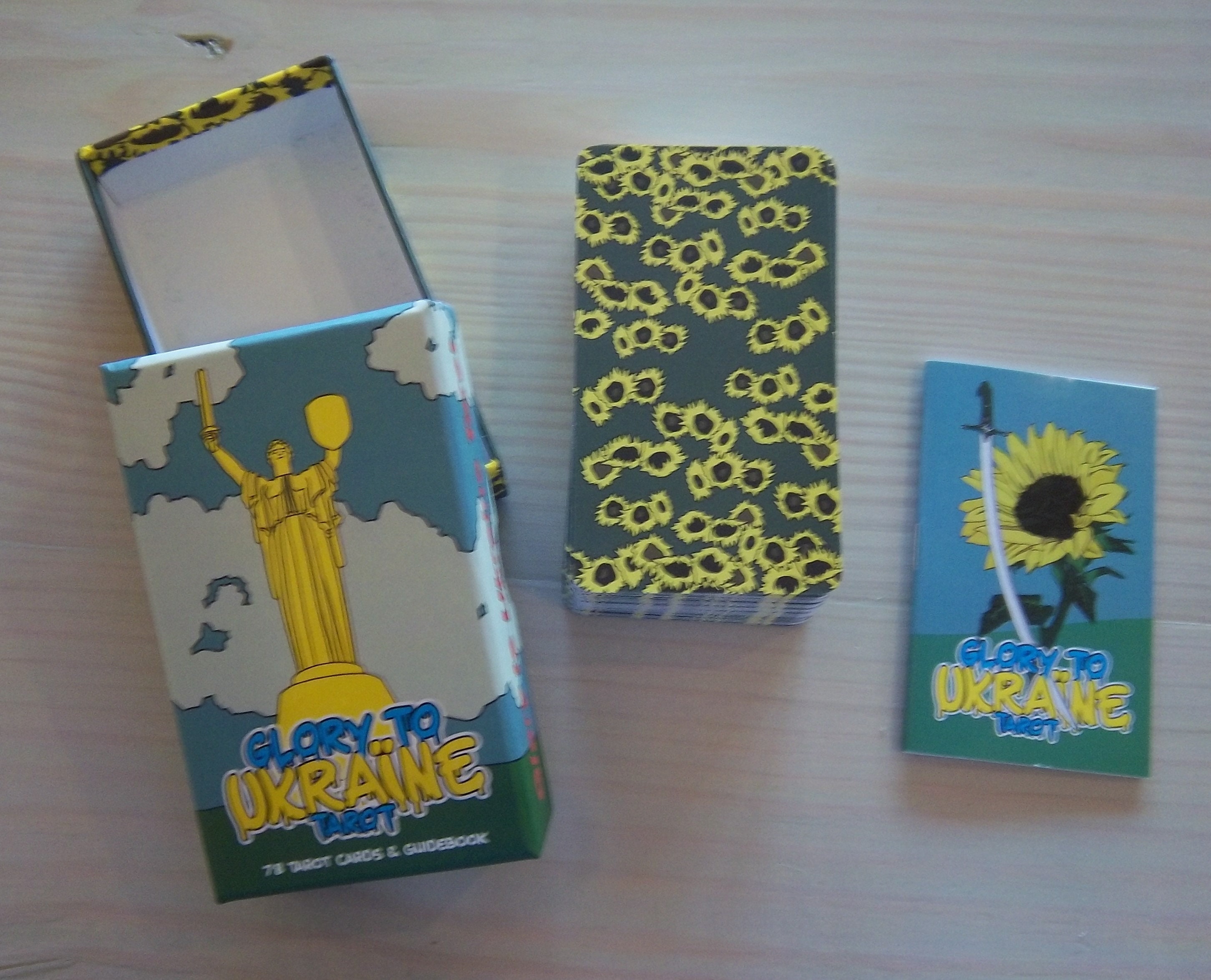 Glory To Ukraine Tarot Deck W/ Ratgeber von Michelle und Nicole