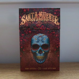 Baralho de Tarô e Guia Autêntico de Santa Muerte - Livro dos Mortos de Fabio Listrani - Lo Scarabeo - Novo / Lacrado