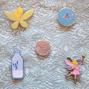Tinkerbell Fantasy Pins - Pixie Fee, eine Flasche, Flügel, Blauer Mond - Auswahl oder alle 4 - Neu auf der Karte