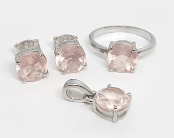 Conjunto de joyas de cuarzo rosa: anillo, pendientes y colgante de plata de ley.