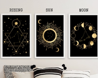 以下が含まれることがあります： 「Rising」、「Sun」、「Moon」という文字が書かれた、黒と金のフレームの入ったプリントが3枚。それぞれのプリントには、幾何学模様と太陽の光、三日月を配した、金の天秤座の星座が描かれている。