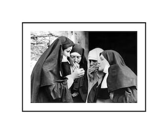 Pôster com foto de freiras fumando, Impressão de freiras fumando, Foto de freiras fumando para imprimir, Foto vintage, Foto de freiras fumando em preto e branco, Freiras engraçadas