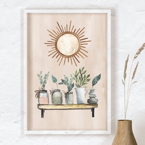 Puede incluir: Una pintura de acuarela de un sol con un marco de madera, un estante con cinco jarrones y un jarr&oacute;n blanco con plantas verdes, todo sobre un fondo rosa claro.
