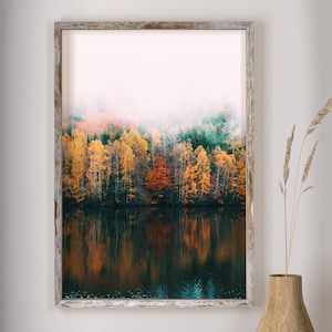 Nebliger Herbstsee, Naturlandschaft, Herbstwandkunst, Wald, Kiefernwald, Kiefernwald, Berge, Neblig, Herbst, Seereflexion