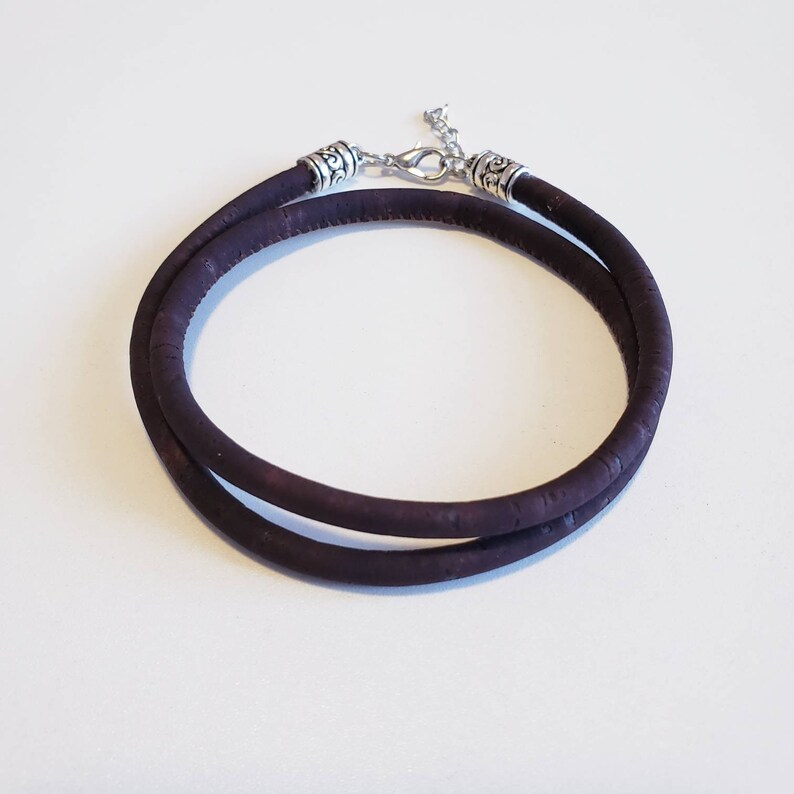 BraceletReya fait \u00e0 la main d/'un cordon li\u00e8ge rond 5mm v\u00e9g\u00e9talien naturel cuir vegan \u00e9cologique no\u00ebl unisexe femme homme fille gar\u00e7on