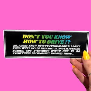 Op de afbeelding: Een rechthoekige zwarte sticker met een witte rand met de tekst DON'T YOU KNOW HOW TO DRIVE!? in een geel-groen verloop, gevolgd door de tekst NO, I DONT KNOW HOW TO FUCKING DRIVE. I DONT KNOW WHAT ANY OF THIS SHIT IS, AND I'M FUCKING SCARED.